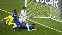 Pemain Italia, Giorgio Chiellini (2kiri) mencetak gol ke gawang Spanyol pada babak 16 besar Piala Eropa 2016 di Stade de France, St. Denis, Prancis, Senin (27/6/2016). (EPA/Ian Langsdon)