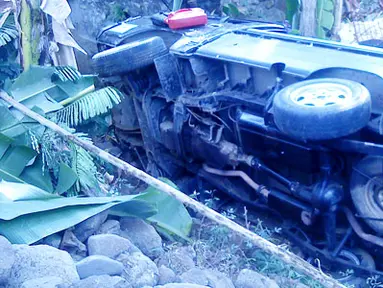 Citrizen6, Trenggalek: Diduga sopir mengantuk, mobil bak terbuka terguling di jalan Trenggalek Ponorogo. Tepatnya di Desa Jambu, Kecamatan Tugu, Kabupaten Trenggalek, Kamis (14/7). (Pengirim: Hery Susanto)