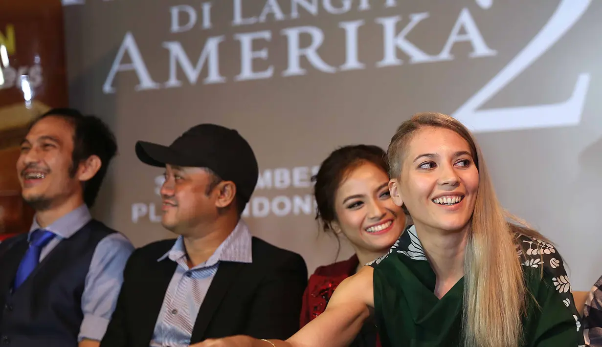 “Ada proyek lain, makanya saya jadi blonde hahaha. Ada satu proyek yang disiapkan, film action, dan memang untuk film ini total make over, totally berbeda apa yang diperankan di film sebelumnya,” ujar Hannah Al Rashid. (Nurwahyunan/Bintang.com)