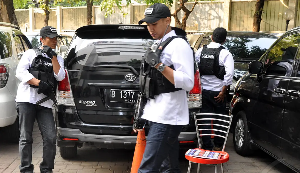 Penggeledahan dilakukan terkait penyidikan kasus dugaan korupsi pengadaaan Detailing Enginering Design (DED) Pembangkit Listrik Tenaga Air (PLTA) Sungai Mamberamo Papua tahun anggaran 2009-2010,  (22/10/14). (Liputan6.com/Miftahul Hayat)