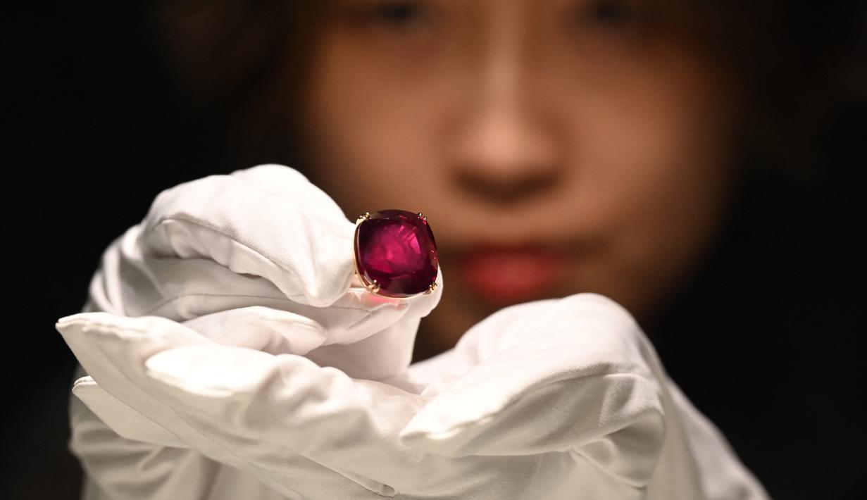 Salah satu spesialis di departemen perhiasan Sotheby’s Hong Kong, Uni Kim mengatakan, batu merah itu bakal menjadi rubi termahal yang pernah dijual di lelang. (Photo by Peter PARKS / AFP)