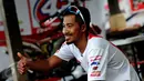 M Fadli tersenyum saat wawancara di Sentul Internasional Karting Sirkuit, Bogor, Rabu (23/2). Di dunia balap sepeda mungkin namanya belum sering terdengar, namun di dunia balap motor Indonesia siapa tak kenal M Fadli. (Liputan6.com/Helmi Fithriansyah)