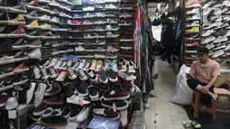 Pedagang sepatu menunggu pembeli di Taman Puring, Jakarta,Rabu (21/10/2020). Menurut pedagang penjualan sepatu di lokasi tersebut menurun hingga sebesar 60% akibat sepinya pengunjung di masa pandemi. (Liputan6.com/Angga Yuniar)