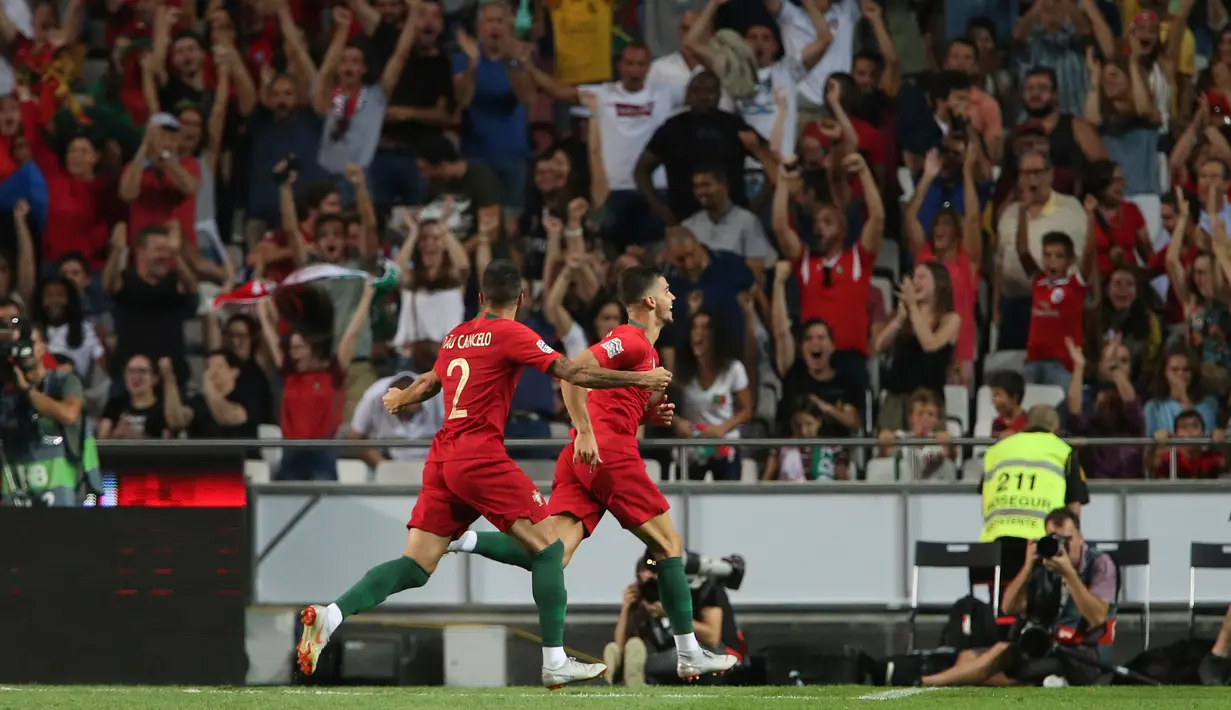 Penyerang Portugal, Andre Silva (kanan) berselebrasi usai mencetak gol ke gawang Italia dalam pertandingan UEFA Nations League di Stadion Luz, Lisbon, Portugal, (11/9). Portugal tipis 1-0 atas Italia. (AP Photo/Armando Franca)