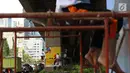 Siswa SMK N 46 Jakarta menggambar mural di bawah kolong jalan layang non tol Kasablangka, Jakarta, Jumat (1/12). Mural tersebut di lakukan untuk mempercantik kawasan tersebut. (Liputan6.com/Angga Yuniar)