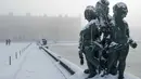 Sejauh ini, cuaca terdingin terjadi di Inggris, Prancis, dan Belanda. Tampak dalam foto, salju menyelimuti sebuah patung di tepi Midi bassin di taman Versailles, luar Kota Paris pada Selasa 6 Januari 2026. (GEOFFROY VAN DER HASSELT/AFP)