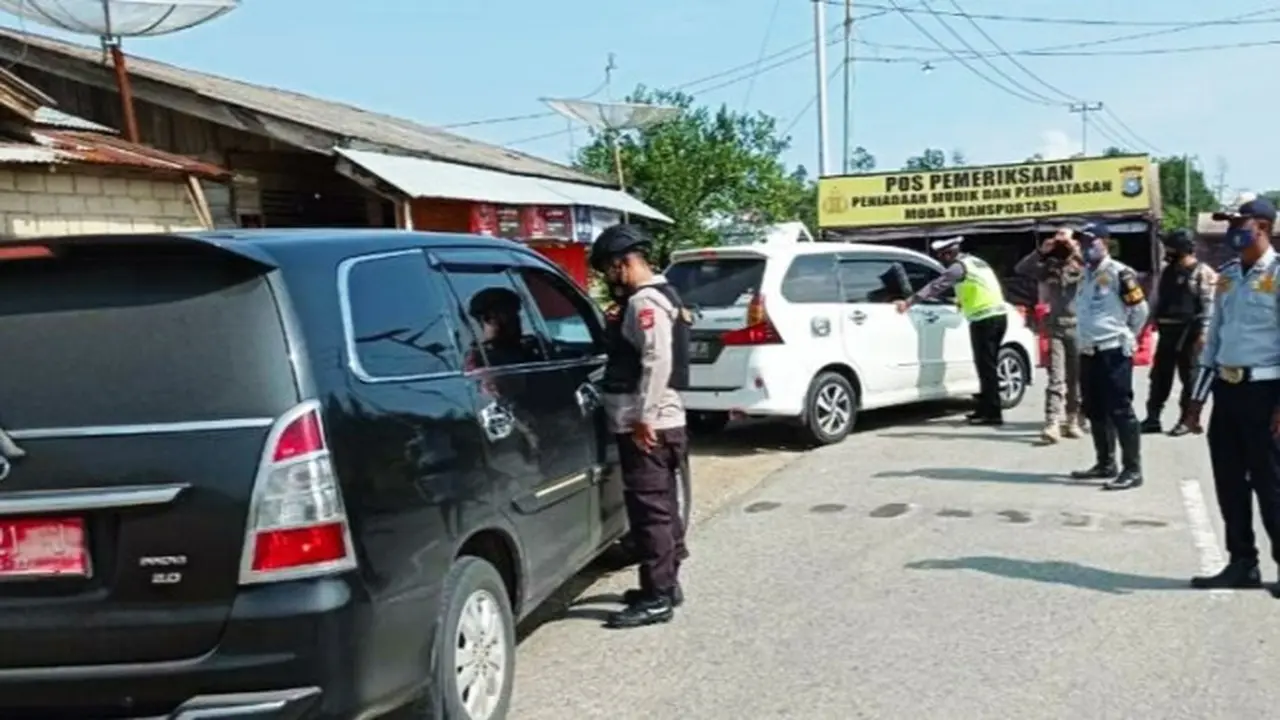 Posko penyekatan larangan mudik di perbatasan Riau yang dibangun polisi dan pemerintah daerah.