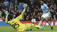 Striker Manchester City Raheem Sterling mencetak gol ke gawang Feyenoord pada laga Liga Champions di Etihad, Selasa (21/11/2017). (AFP/Oli Scarff)