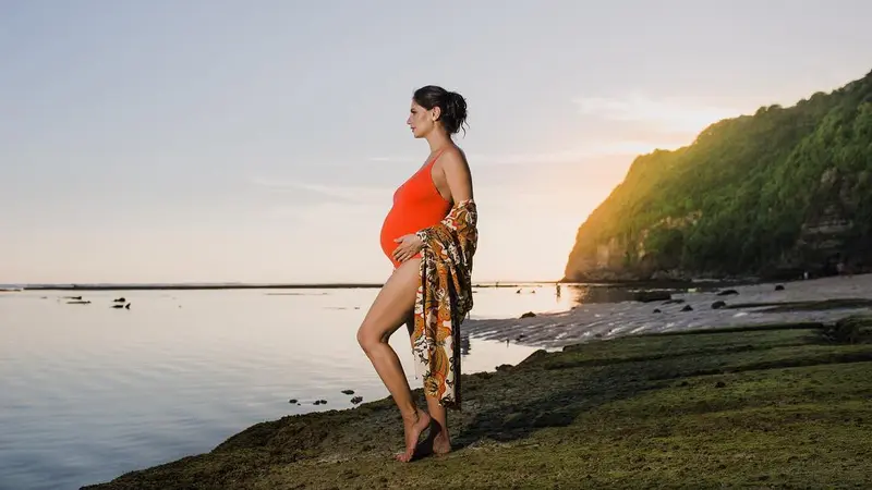 5 Seleb Ini Pamer Baby Bump Saat Pakai Baju Renang