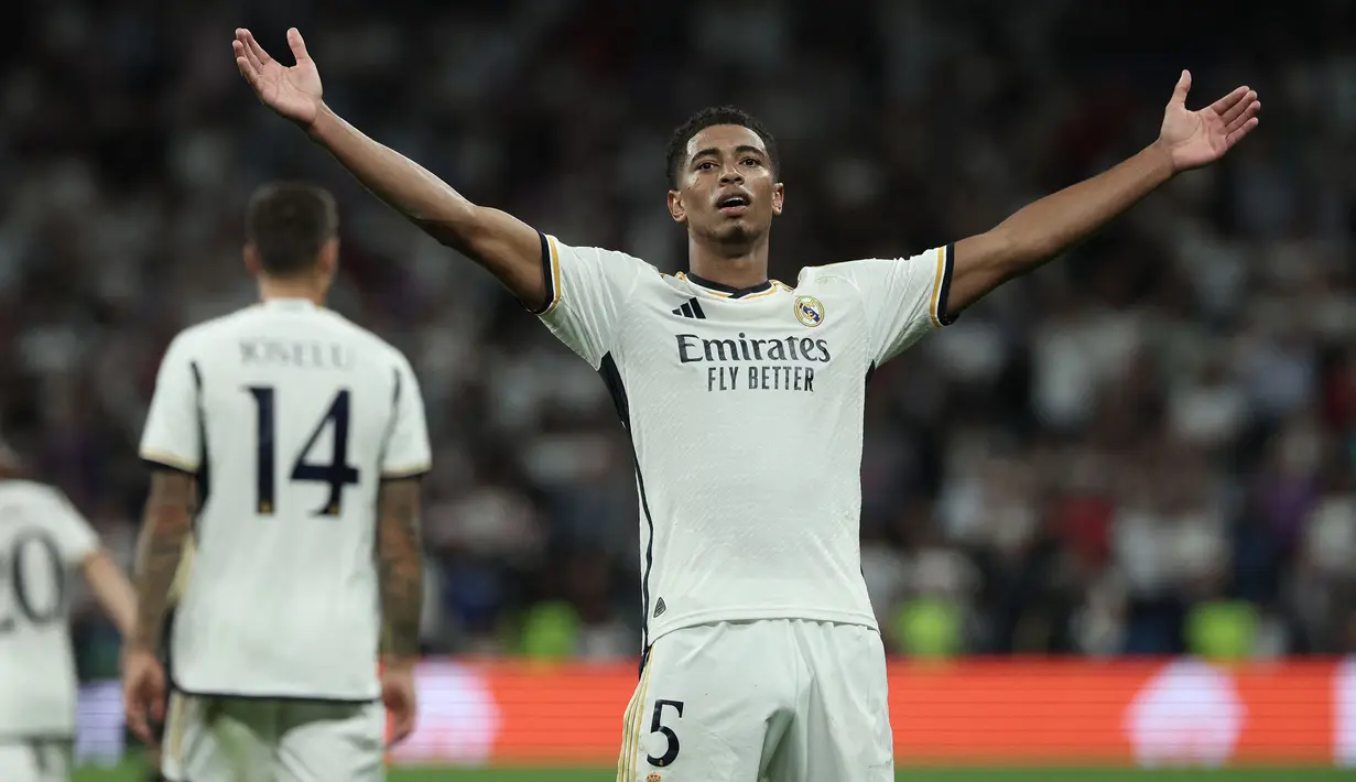 <p>Jude Bellingham bergabung dengan Real Madrid pada awal musim 2023/2024 setelah tiga musim berseragam Borussia Dortmund. Tak percuma Los Blancos menggelontorkan dana senilai 103 juta euro untuk mendatangkannya yang mampu dibayar lunas dengan penampilan cemerlang di awal musim. Dari 10 laga yang telah dilakoni di semua kompetisi, Jude Bellingham tampil trengginas dengan torehan 10 gol dan 3 assist. (AFP/Thomas Coex)</p>