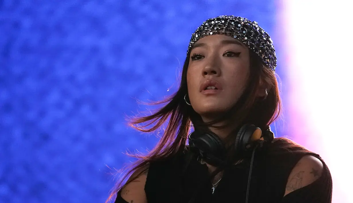 DJ Korea Selatan Peggy Gou tampil di atas panggung Field Day 2022, Victoria Park, London, Inggris, 20 Agustus 2022. Field Day merayakan hari jadinya yang ke-15 dengan kehadiran 50 ribu penggemar musik. (Photo by Alberto Pezzali/Invision/AP)