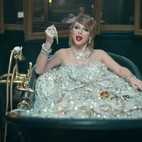 Padu padan pakaian ala Taylor Swift untuk daily wear kamu. (instyle.com)