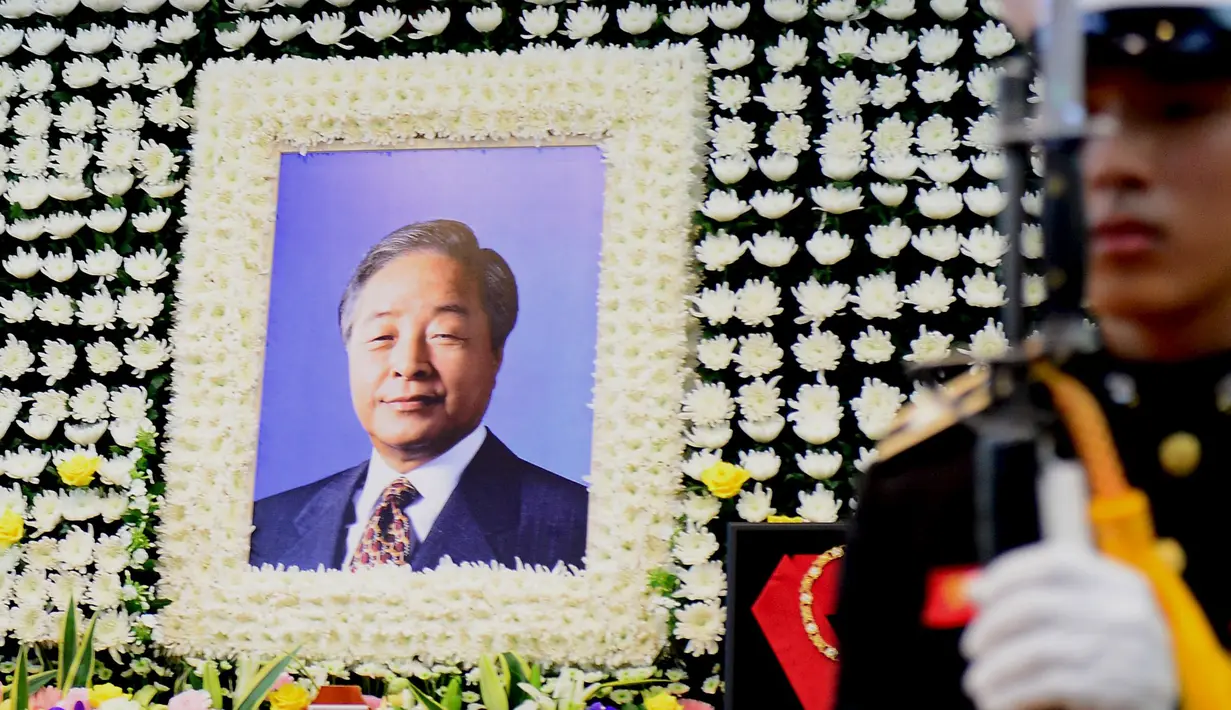 Bingkai foto Kim Young - Sam dihiasi banyak bunga saat  proses pemakamannya di Seoul, Korea Selatan, (22/11).  Mantan Presiden Korea Selatan yang terkenal dengan gerakan pro-demokrasi, meninggal dunia di usia ke-87. (REUTERS/Yonhap)