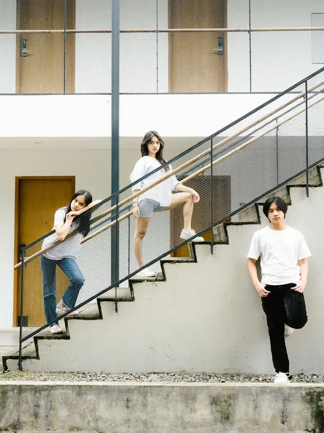 6 Gaya Pemotretan Keluarga The Baldys, Baby Bump Nola B3 Curi Perhatian