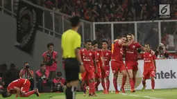 Pemain Persija merayakan gol yang dicetak Marko Simic (kedua kanan) pada babak pertama lanjutan Liga 1 Indonesia 2018 melawan Arema FC di Stadion GBK, Jakarta, Sabtu (31/3). Babak pertama berakhir imbang 1-1. (Liputan6.com/Helmi Fithriansyah)