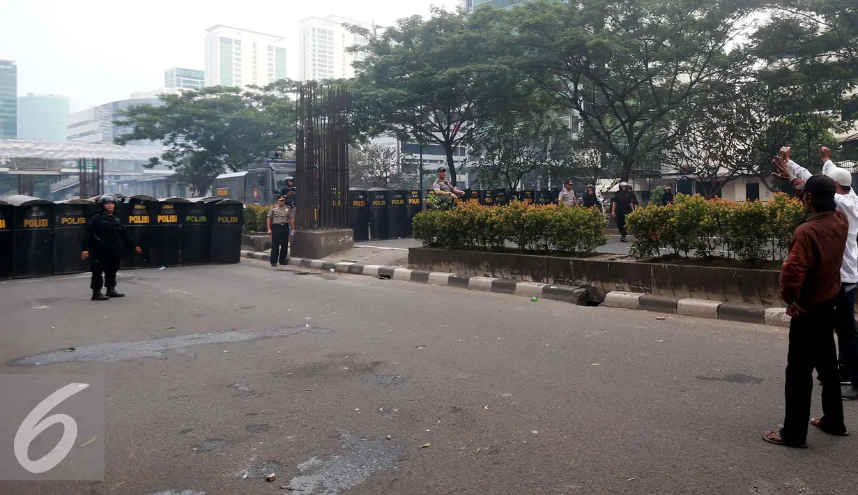 Upaya meredakan ketegangan dilakukan sejumlah demonstran saat aksi menuntut KPK mengusut Ahok berakhir ricuh di KPK, Jakarta, Jumat (20/5). (Liputan6.com/Yoppy Renato)