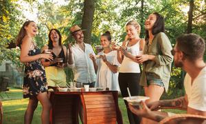 ilustrasi pesta musim panas yang seru//copyright freepik/master1305