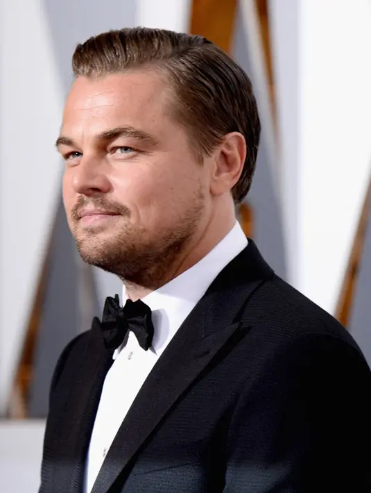 Tidak hanya itu, kabarnya Leo juga telah memberikan pakaian dalam senilai 3.500 pound sterling atau sama dengan Rp 59,07 Juta. Selain itu ia juga mengirim 36 mawar putih dan satu boto sampanye untuk Bella. (AFP/Bintang.com)