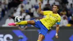 Pemain Al Nassr, Cristiano Ronaldo, berhasil mencetak gol lewat tendangan voli ke gawang Al Shabab yang akhirnya dianulir wasit dalam pertandingan pertama Grup C Arab Club Champions Cup 2023 di Stadion King Fahd, Taif, Sabtu (29/7/2023) dini hari WIB. (AFP)
