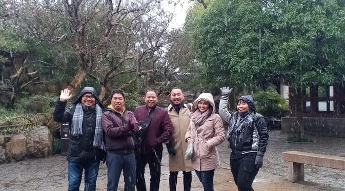 Salju pertama yang turun saat rombongan JavaMifi Media Trip berada di Lotus Garden, Suzhou, China. (Liputan6.com/Rinaldo)