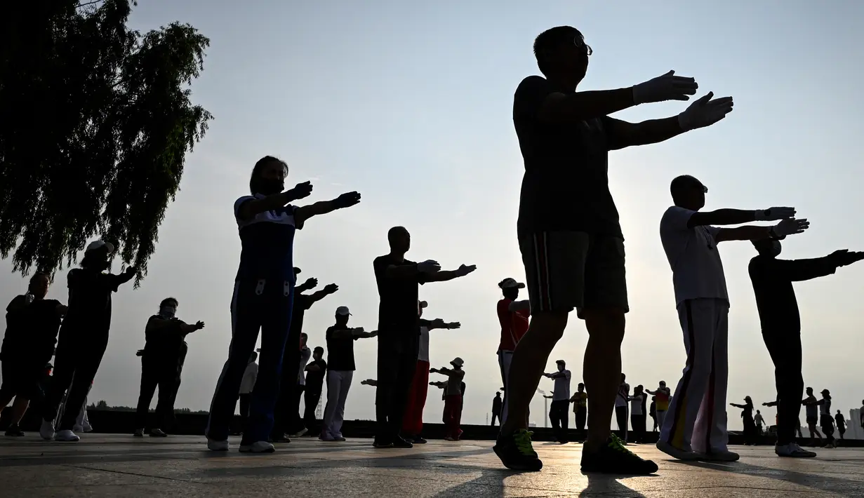 Foto yang diambil pada 5 Juli 2023 itu menunjukkan penduduk setempat sedang melakukan latihan aerobik yang disebut "Jiamusi Happy Dancing" di sebuah lapangan di Jiamusi, di provinsi Heilongjiang, China timur laut. (Jade GAO / AFP)