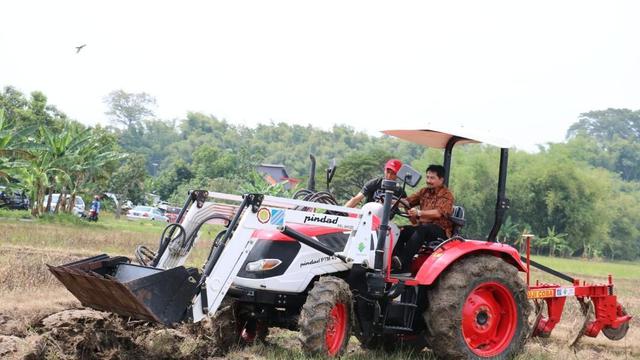 Sejumlah alat dan mesin pertanian (alsintan) jenis hand traktor dan traktor roda 4 telah berdatangan di Pulang Pisau. (Dok Kementan)