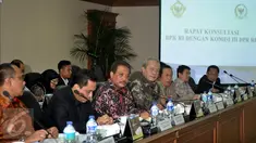 Anggota BPK Eddy Mulyadi Soepardi (tengah) menerima kunjungan Komisi III DPR di Gedung BPK, Jakarta, Selasa (19/4). Mereka melakukan rapat konsolidasi dengan BPK terkait hasil audit pembelian RS Sumber Waras oleh Pemprov DKI. (Liputan6.com/Johan Tallo)