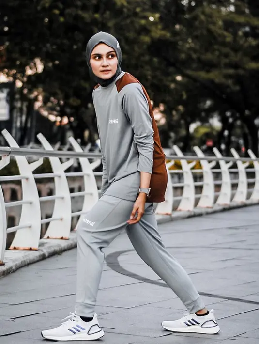 Di Instagramnya, Zee Zee kerap berpenampilan sporty dengan berbagai gaya. Salah satunya ketika ia memakai baju olahraga serba abu-abu dilengkapi sepatu kets putih. (Liputan6.com/IG/@zeezeeshahab)