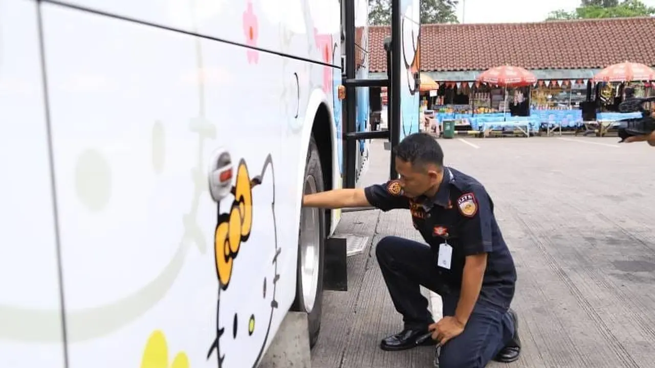 Petugas Dinas Perhubungan (Dishub) Kota Tangerang, melakukan ramp check atau uji kelayakan sejumlah armada bus di Terminal Poris Plawad, Kota Tangerang.