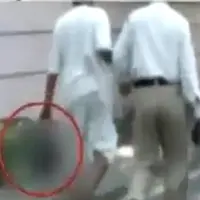 Pria India ini mungkin sudah tidak waras. Dia memenggal kepala istrinya dan menjinjingnya keliling kota! What the?!