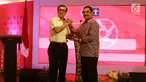 Menkumham Yasonna Laoly berjabat tangan dengan Kepala BNPT Suhardi Alius usai melakukan MoU di gedung Kemenkumham, Jakarta, Kamis (31/5). MoU ini untuk memperkuat kerjasama dalam hal penanggulangan tindak pidana teroris. (Liputan6.com/Herman Zakharia)
