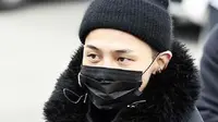 "GD memulai wajib militer sebagai pria Korea sejak tanggal 27 lalu. Ia melalukannya dengan baik di tempat pelatihan. Karena banyaknya surat yang dikirim kepadanya, GD jadicanggung," ujar pihak YG Entertainment. (Foto: whatthekpop.com)