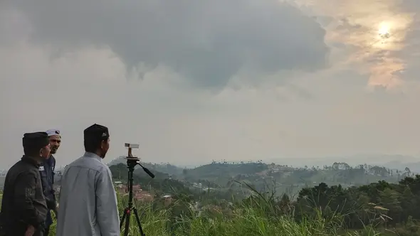 Menyambut penentuan 1 Syawal 1444 Hijriah atau Hari Raya Idul Fitri 2023, kelompok masyarakat yang tergabung dalam Komunitas Muslim Bandung melaksanakan pemantauan hilal pada Kamis (20/4/223). Lokasi pemantauan hilal berada di Bukit Moko, Kecamatan Cimenyan, Kabupaten Bandung, Jawa Barat. Pemantauan hilal yang dilakukan komunitas ini dengan menggunakan peralatan sederhana dan mata telanjang. Hilal menjadi tanda berakhirnya bulan dalam penanggalan Islam untuk memasuki bulan baru.