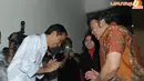  Usai berbincang sesaat, Jokowi pun berpamitan pada Rhoma Irama yang masih menjadi bintang tamu di acara tersebut (Liputan6.com/Herman Zakharia)