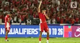Pemain Timnas Indonesia, Rizky Ridho Ramadhani merayakan kemenangan usai melawan Bahrain pada lanjutan pertandingan Grup C putaran ketiga Kualifikasi Piala Dunia 2026 zona Asia di Stadion Utama Gelora Bung Karno, Senayan, Jakarta, Selasa (25/3/2025). (Liputan6.com/Angga Yuniar)