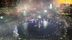Kembang api menghiasi malam pergantian tahun baru 2018 di kawasan Bundaran HI, Jakarta Senin (1/1/2018). Ribuan warga memadati kawasan tersebut untuk manyaksikan malam pergantian tahun. (Liputan6.com/Angga Yuniar)