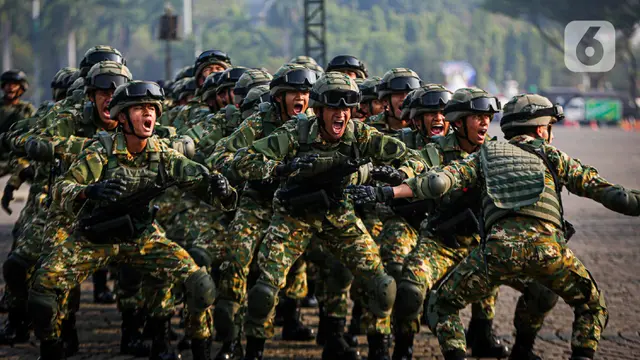 Joko Widodo Pimpin Upacara HUT TNI ke-78 di Monas