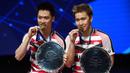 Ganda putra Indonesia, Kevin Sanjaya dan Marcus Gideon merayakan gelar All England di Birmingham, Minggu (18/3/2018). Mereka juara setelah mengalahkan Mathias Boe dan Carsten Mogensen dengan skor 21-18, 21-17. (AFP/Paul Ellis)