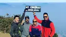 Restu Sinaga bersama kawan di Puncak Gunung Cikuray. (Instagram/ restusinaga)
