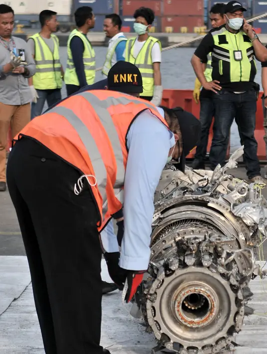 Petugas KNKT memeriksa turbin pesawat Lion Air PK-LQP JT610 di posko evakuasi JICT 2, Tanjung Priok, Jakarta, Minggu (4/11). Mesin tersebut ditemukan di perairan Tanjung Karawang pada kedalaman 32 meter. (merdeka.com/Iqbal S. Nugroho)