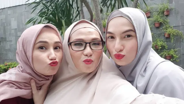 Selfie Bersama Kedua Anak Perempuannya, Bak Kakak-Adik