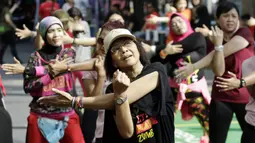 Sejumlah warga mengikuti senam Zumba di Kawasan Semanggi, Jakarta, Minggu (6/10/2019). Selain bisa membakar kalori dan bermanfaat untuk kesehatan jantung, olahraga ini juga bisa mencegah stress dan memperbaiki mood. (Bola.com/M Iqbal Ichsan)