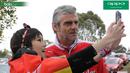 Maurizio Arrivabene, selfie bersama fans saat berada di fan zone jelang GP Australia di Sirkuit Albert Park, Melbourne, Sabtu (19/3/2016). (Bola.com/Yus Mei Sawitri)