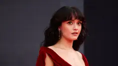 Olivia Cooke berpose di karpet merah saat tiba untuk menghadiri pemutaran perdana serial drama asli HBO "House of the Dragon" di Leicester Square Gardens, di London (15/8/2022). Aktris asal Inggris ini tampil memukau dengan gaun panjang lantai beludru merah. (AFP/Hollie Adams)