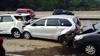 Kecelakaan beruntun melibatkan 5 mobil terjadi di Tol Purbaleunyi. (twitter @Agnessy1984)