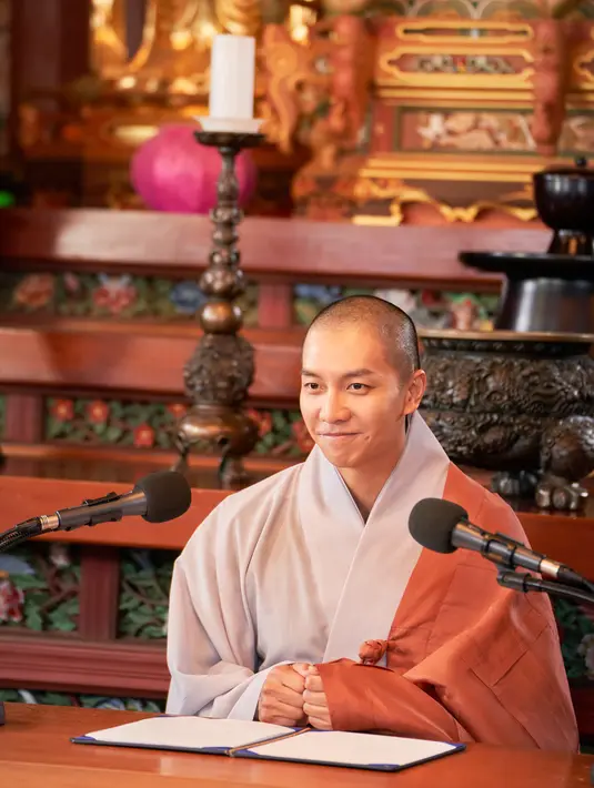 <p>Penonton khususnya terkesan dengan dedikasi Lee Seung Gi yang mencukur habis rambutnya demi perannya sebagai seorang biksu. (Foto: Lotte Entertainment)</p>
