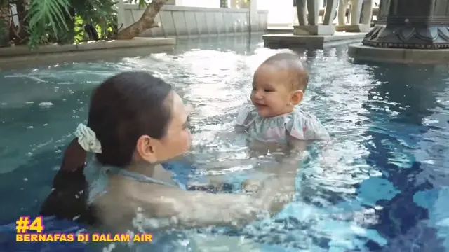 7 Momen Shandy Aulia Ajari Anaknya Berenang Ini Curi Perhatian