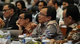 Gubernur BI Agus Martowardojo, Menkumham Yasonna Laoly, Menkeu Bambang Brodjonegoro (ki-ka) saat mengikuti rapat kerja dengan Banggar DPR, di Komplek Parlemen, Jakarta, (29/10/2015). Rapat tersebut membahas RUU APBN TA 2016. (Liputan6.com/Johan Tallo)