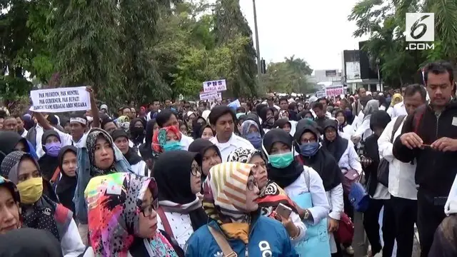 Aksi unjuk rasa digelar ribuan pegawai di Kabupaten Ciamis Jawa Barat hari Rabu (19/9). Mereka menuntut segera diangkat menjadi PNS.