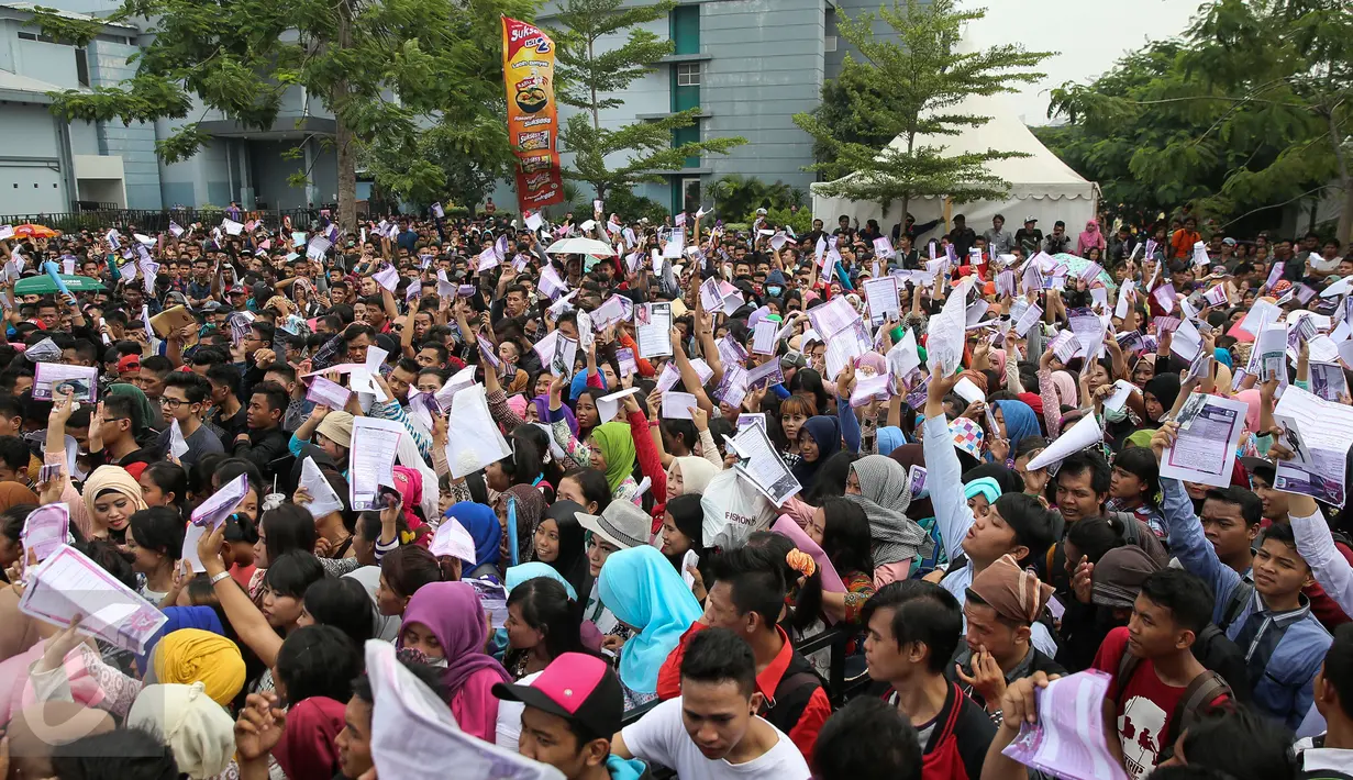 Peserta menunjukan formulir untuk masuk  saat Audisi D Academy 3 Indonesiar di Jakarta, Minggu (6/12). Tak hanya dari Jakarta, peserta juga berasal dari berbagai daerah seperti Papua dan beberapa kota di Sumatera. (Liputan6.com/Faizal Fanani)